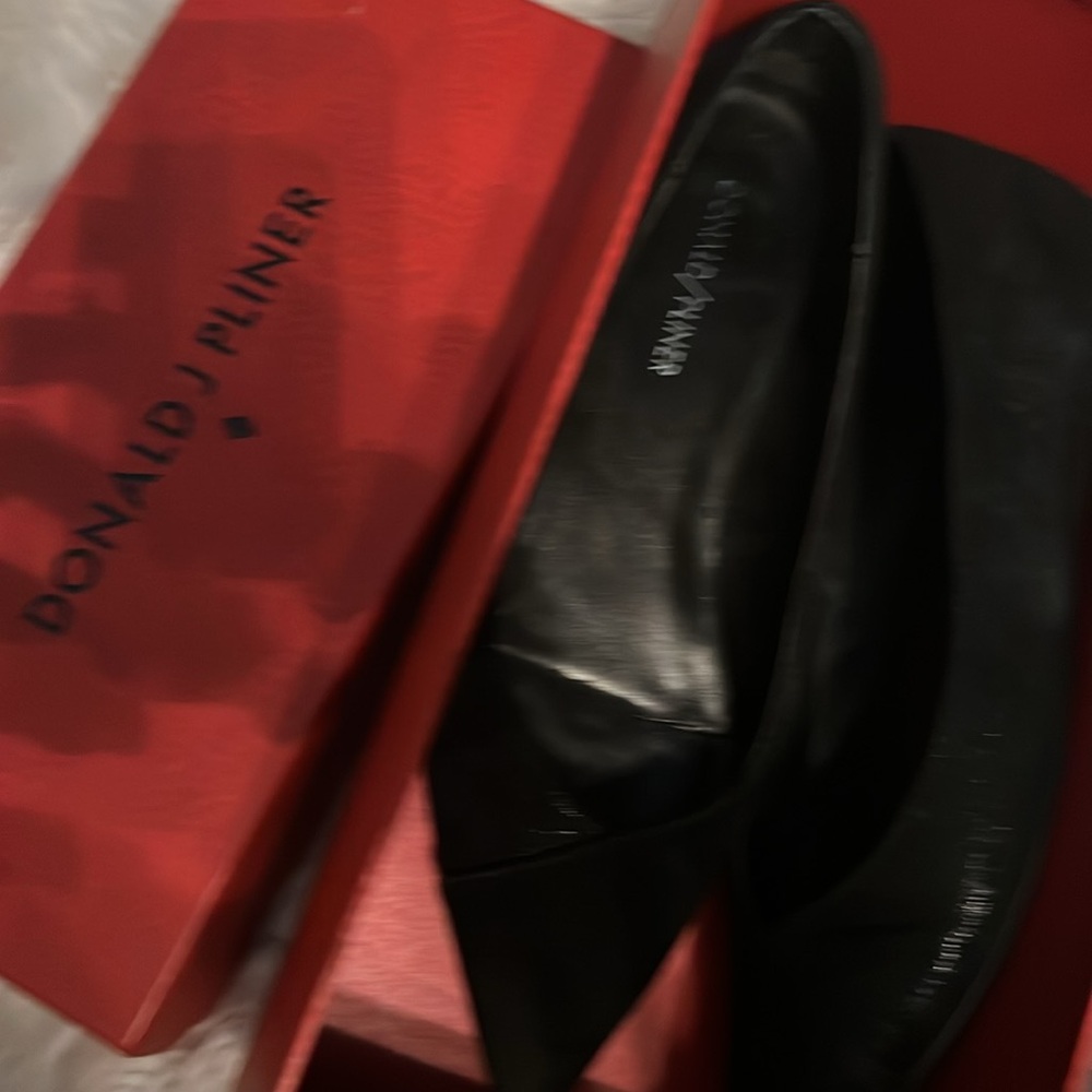 Donald J. Pliner Black Palma Point Toe Leather
Suede Skimmer Flats Size 7.5 - Picture 6 of 6
